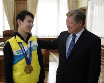 Ахметжан Есимов поздравил Дениса Тена с успехом на Олимпиаде в Сочи и вручил ему ключи от авто